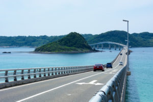 角島大橋からの美しい風景を楽しみながら渡る車