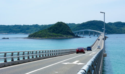 角島大橋からの美しい風景を楽しみながら渡る車