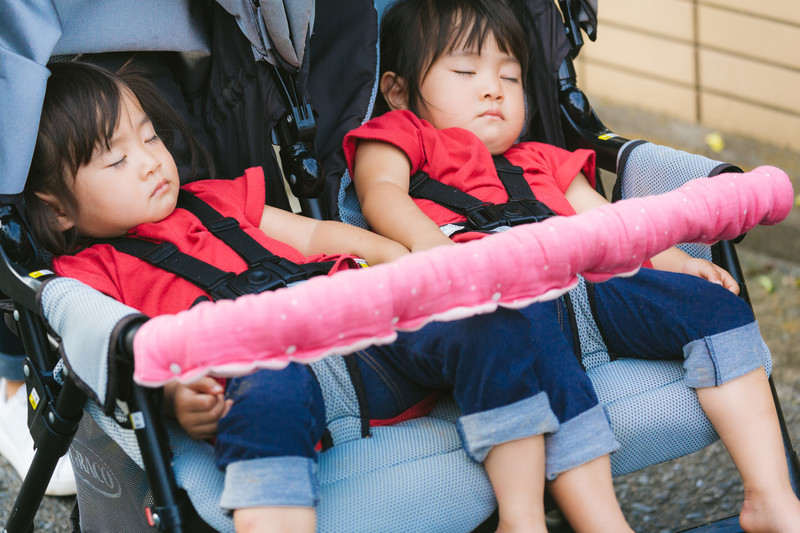 車で子供が寝てしまった 首カックンの危険性と対策アイテムをご紹介